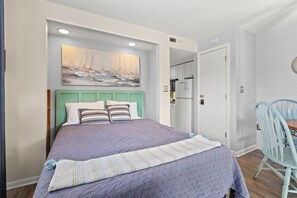 1 makuuhuone, työpöytä, silitysrauta/-lauta, internet