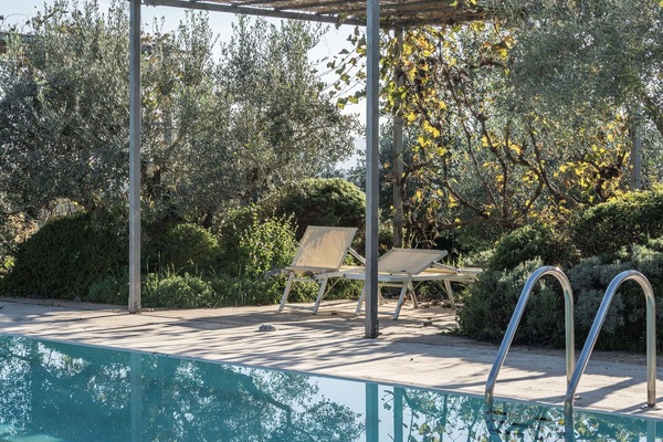 Schwimmbad, Gartenmöbel, Resort, Verbundwerkstoff, Schatten, Eco Hotel, Sonnenliege, Hinterhof, Stuhl, Landscaping