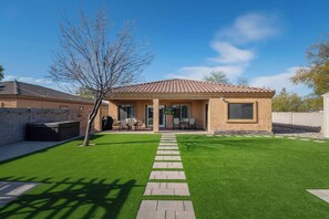 Exterior - Stylish 4BR Desert Oasis w/ Pool and Spa, Putting Green (Phoenix)