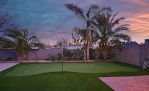 Property grounds - Stylish 4BR Desert Oasis with Pool and Spa, Putting Green (Phoenix)