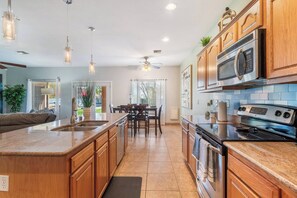 Kjøleskap, mikrobølgeovn, ovn og kokeplater