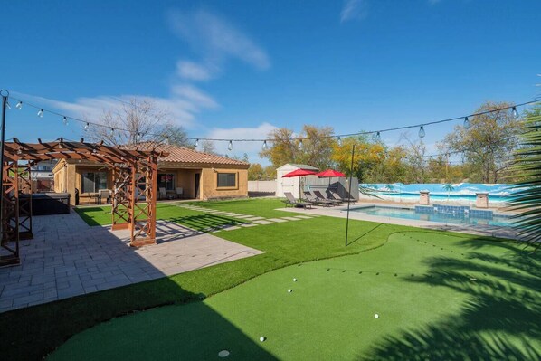 Property grounds - Stylish 4BR Desert Oasis w/ Pool and Spa, Putting Green (Phoenix)