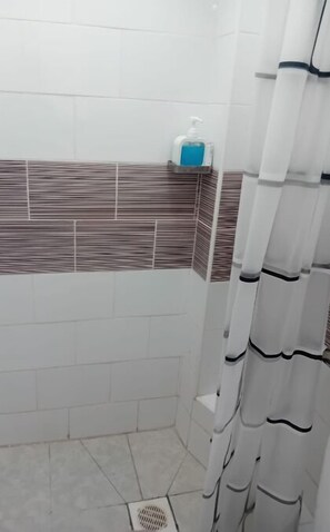 Serviettes fournies, papier toilette