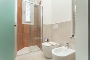 Dusche, Haartrockner, Bidet, Handtücher