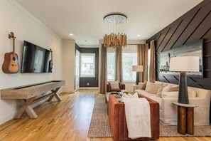 Smart TV, DVD player, stereo - The NASH | 8BR Designer Duplex w/ Hot Tub, Rooftops, Shuffleboard & More | Sleeps 24 (Nashville)
