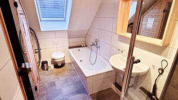Haartrockner, Handtücher, Seife, Toilettenpapier