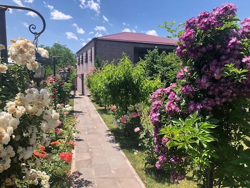 Spacious 5-bedroom villa in welcoming Eghegnadzor with big Pool