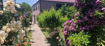 Spacious 5-bedroom villa in welcoming Eghegnadzor with big Pool