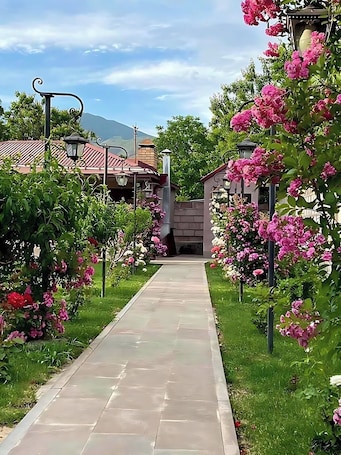 Unterkunftsgelände. Spacious 5-bedroom villa in welcoming Eghegnadzor with big Pool