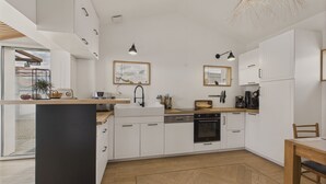 Kaffetrakter/tekoker, kjøleskap, mikrobølgeovn og ovn