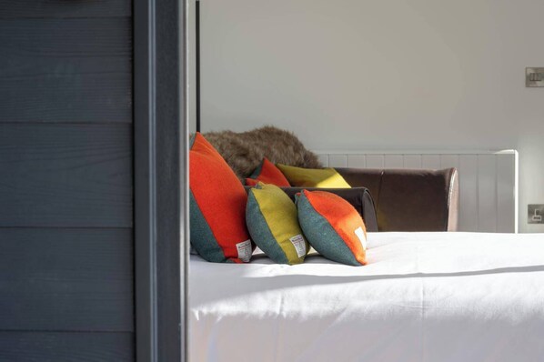 1 bedroom, iron/ironing board, free WiFi, bed sheets - Migdale Heights - Luxury Cabins in The Highlands (Ardgay)