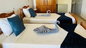 Phòng đôi hoặc 2 giường đơn phong cách cổ điển, ban công, quang cảnh biển | Khu vực làm việc phù hợp cho laptop