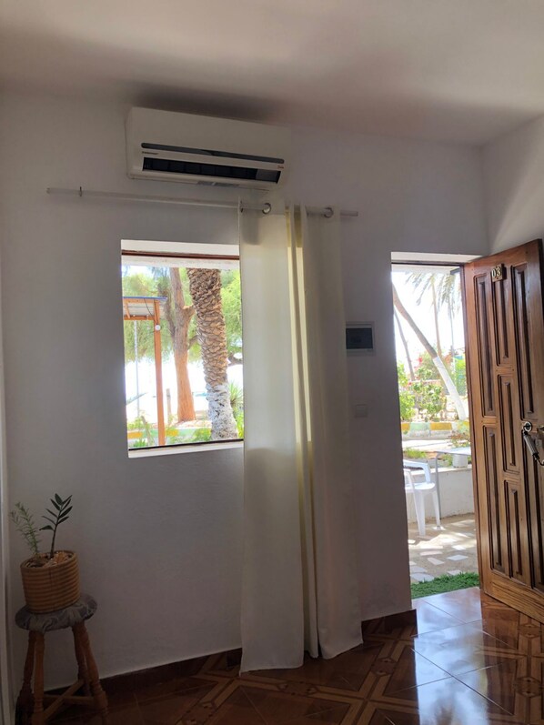 Suite de base, balcon, vue sur le jardin | Espace de travail pour ordinateurs portables, accès au Wi-Fi (inclus)