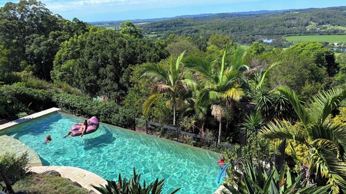 10 Bedrooms and 10 Bathrooms 15 min from the beach on The Sunshine coast.