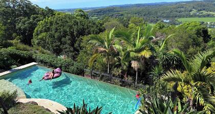 10 Bedrooms and 10 Bathrooms 15 min from the beach on The Sunshine coast.