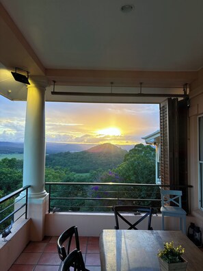 Outdoor dining - 10 Bedrooms and 10 Bathrooms 15 min from the beach on The Sunshine coast. (Maroochy River)
