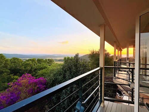 10 Bedrooms and 10 Bathrooms 15 min from the beach on The Sunshine coast.