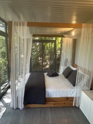 13 bedrooms, in-room safe, iron/ironing board, free WiFi - 10 Bedrooms and 10 Bathrooms 15 min from the beach on The Sunshine coast. (Maroochy River)