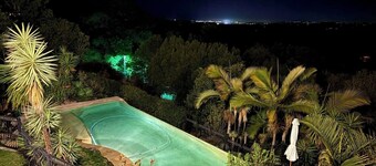 10 Bedrooms and 10 Bathrooms 15 min from the beach on The Sunshine coast.