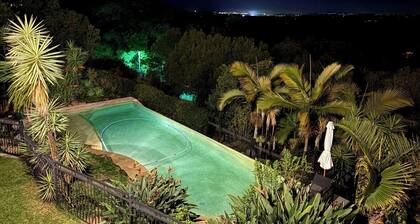 10 Bedrooms and 10 Bathrooms 15 min from the beach on The Sunshine coast.