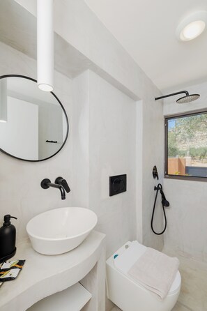 Douche, sĂšche-cheveux, serviettes fournies, savon