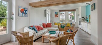 house 200m from the sea, 10 ad. 2 children