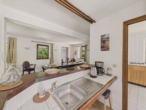 Een koelkast, een microgolfoven, een oven, een vaatwasser