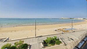 A beach view from a balcony with a clear sky. - Sea view,  studio for 4 just 40m from the beach (Les Sables-d´Olonne)