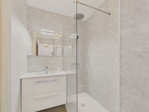 Shower, hair dryer - Sea view,  studio for 4 just 40m from the beach (Les Sables-d´Olonne)