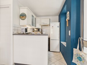 Fridge, microwave, oven, coffee/tea maker