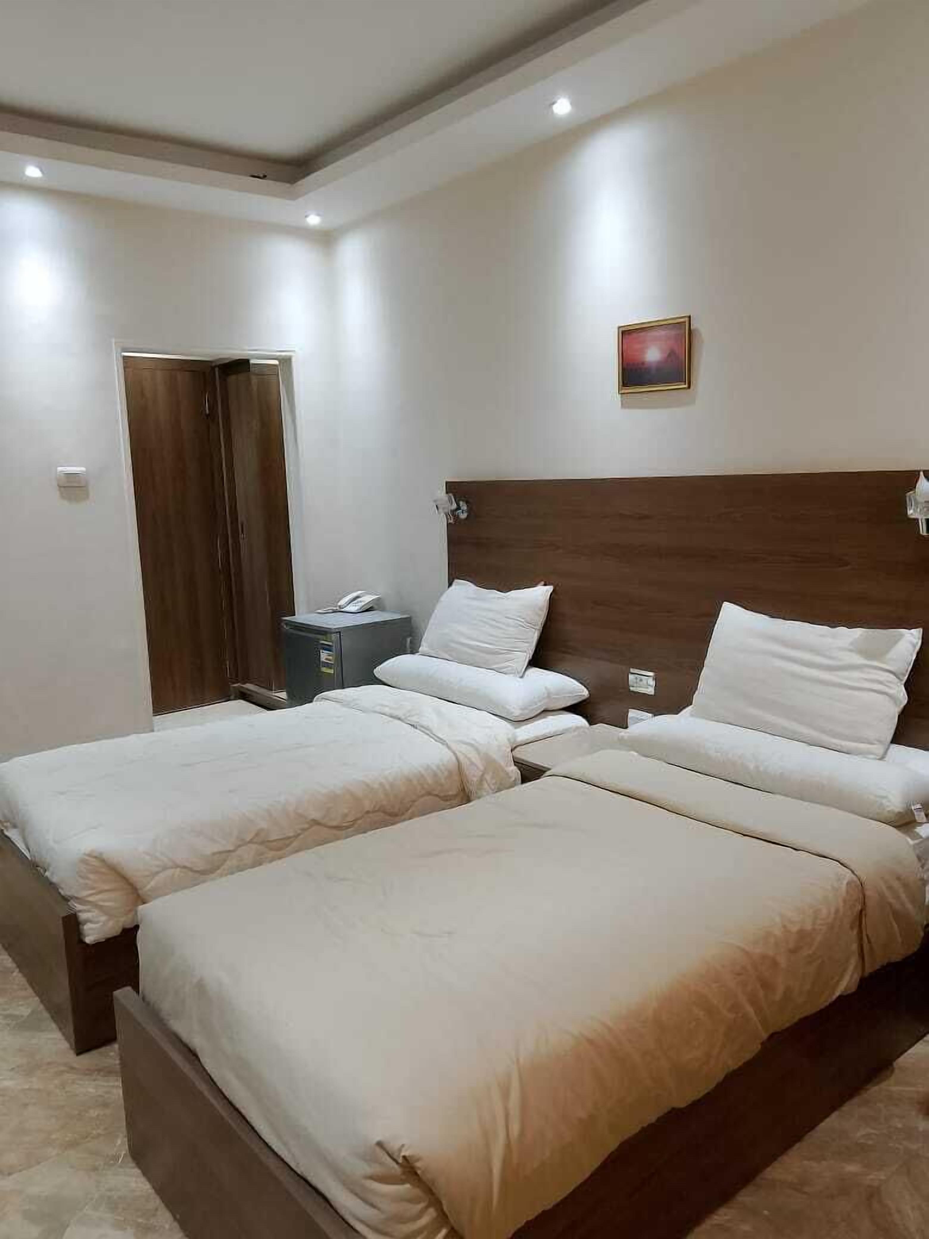 Photo - Enter Pyramids Inn