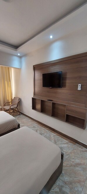Deluxe Double or Twin Room, Desert view | In-room safe, desk, laptop workspace, blackout curtains - Enter Pyramids Inn  (Giza)