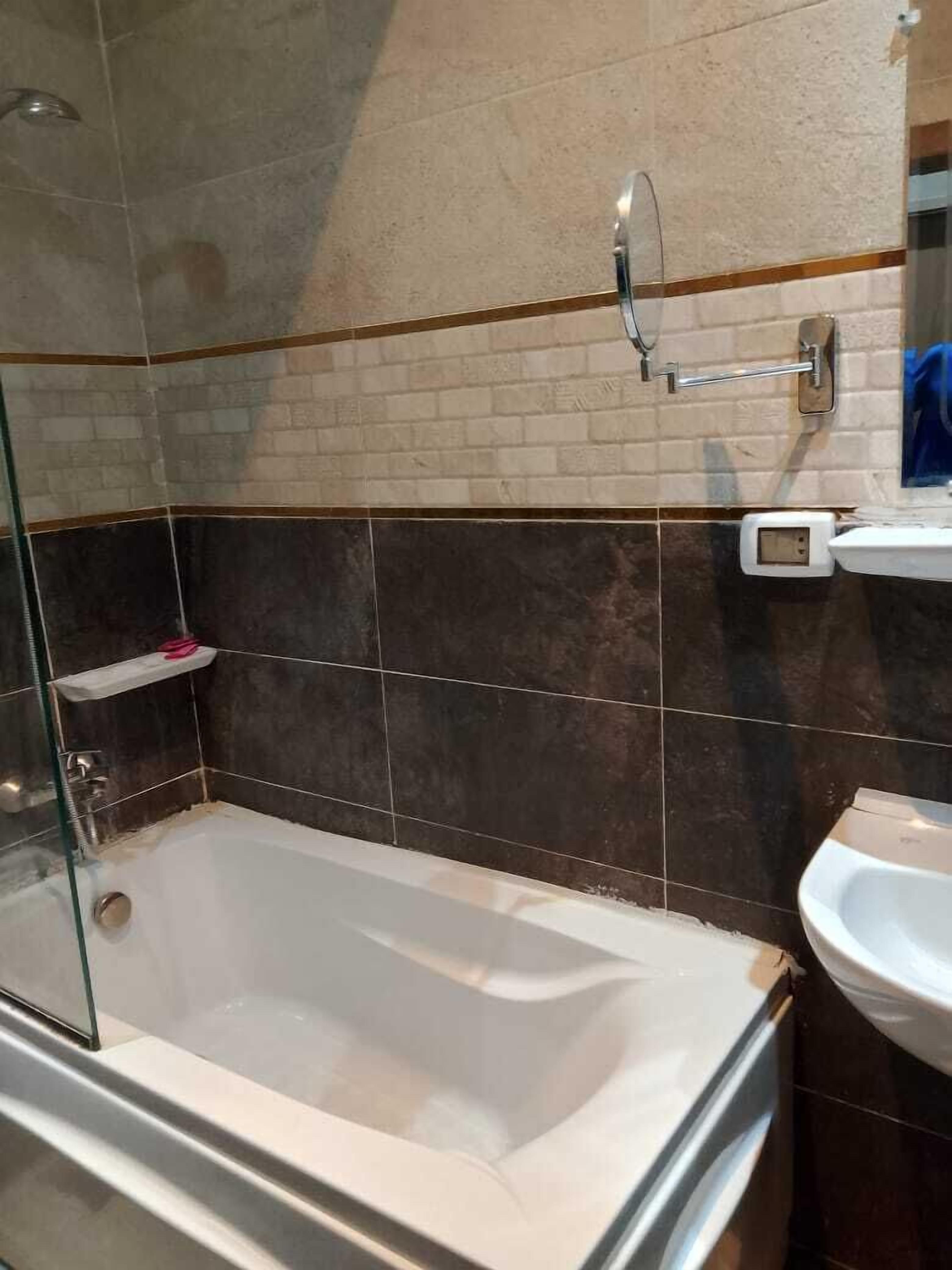 Photo - Enter Pyramids Inn