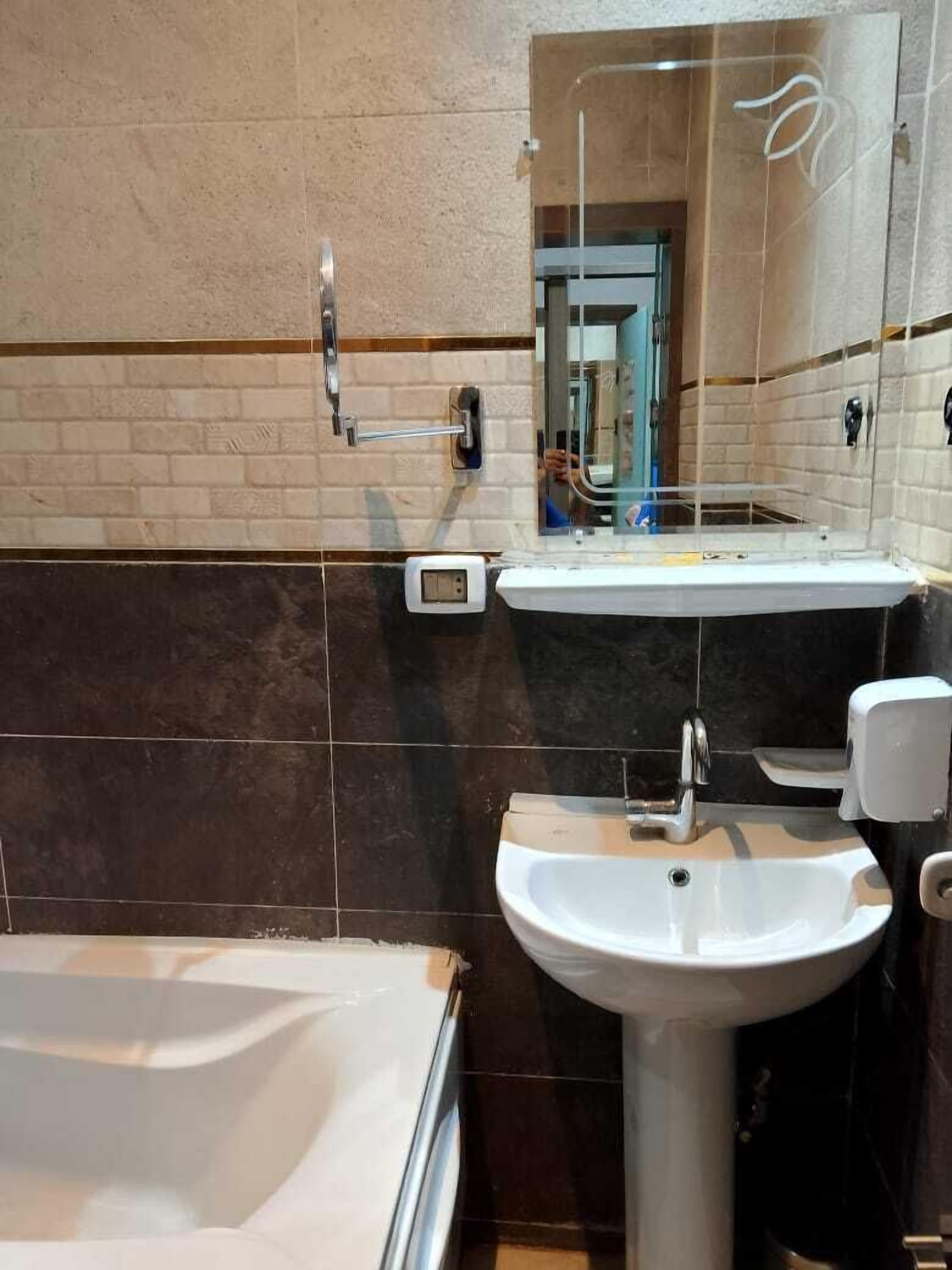 Photo - Enter Pyramids Inn