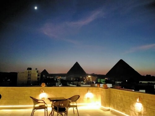 Enter Pyramids Inn 