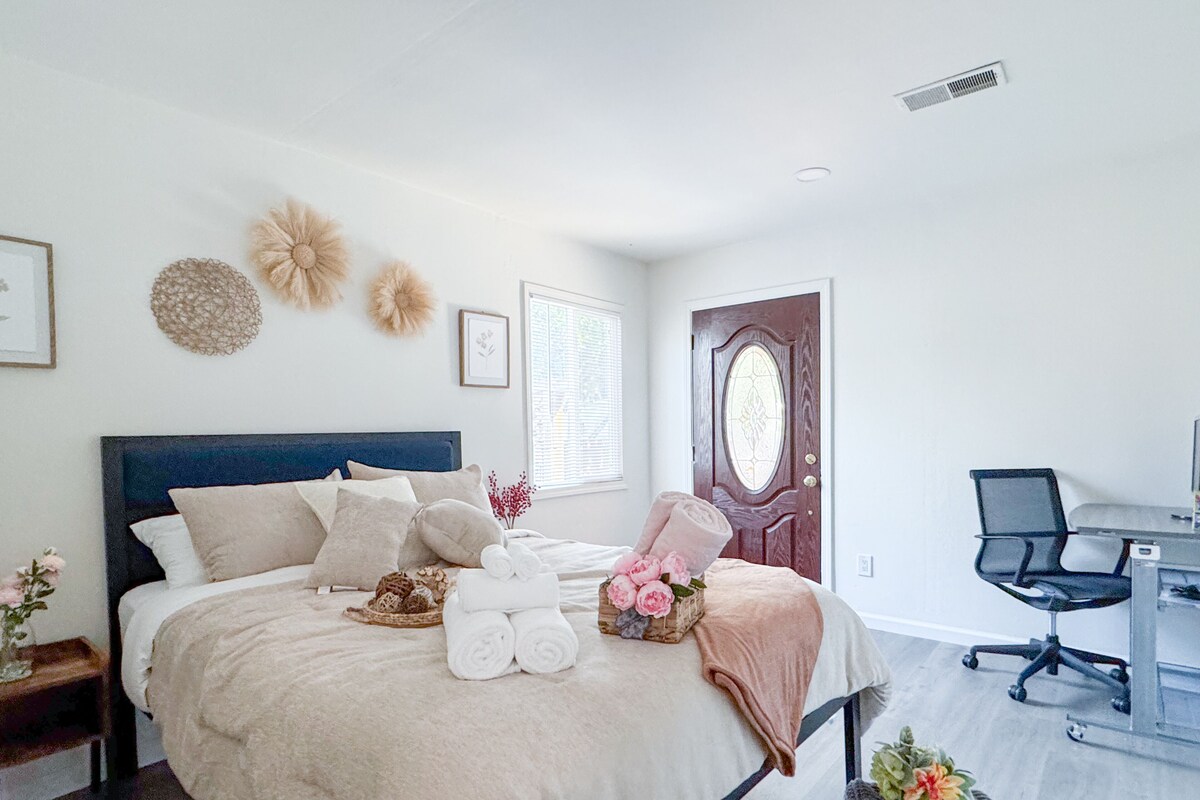 Une chambre à coucher avec un lit, un bureau et une chaise.