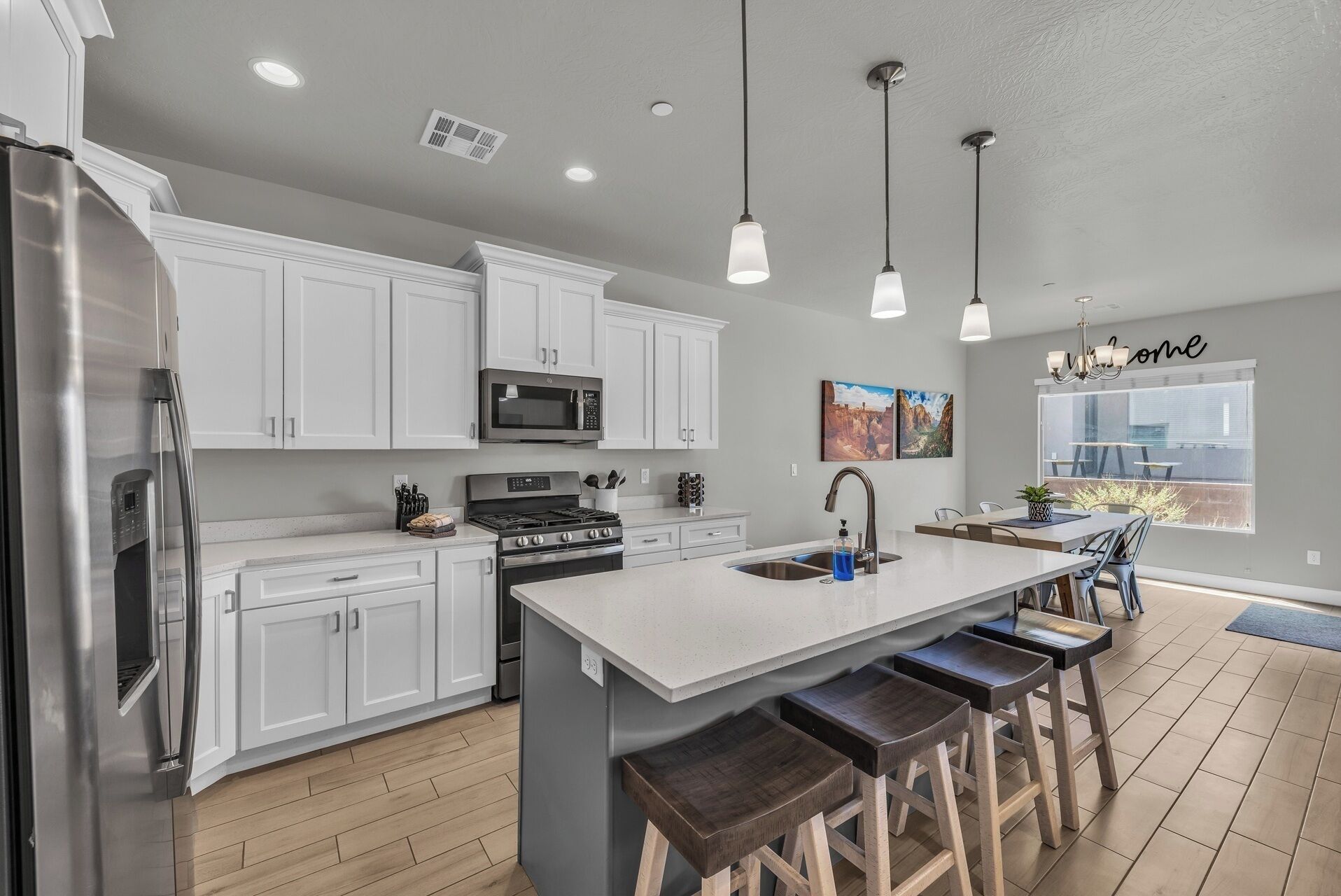 Refrigerador, microondas, horno y parrilla de estufa 