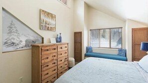 2 bedrooms, free WiFi, bed sheets - Prime Ski Area Condo | Shared Hot Tub, Dogs OK (Durango)