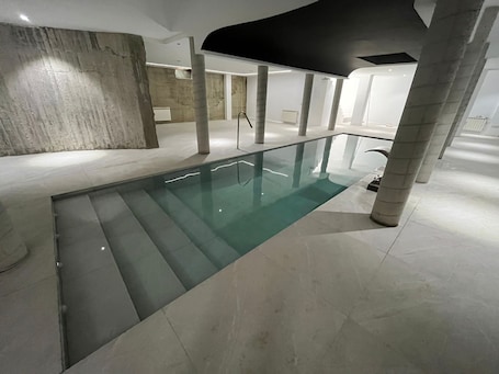 Pool. Luxury villa Madrid