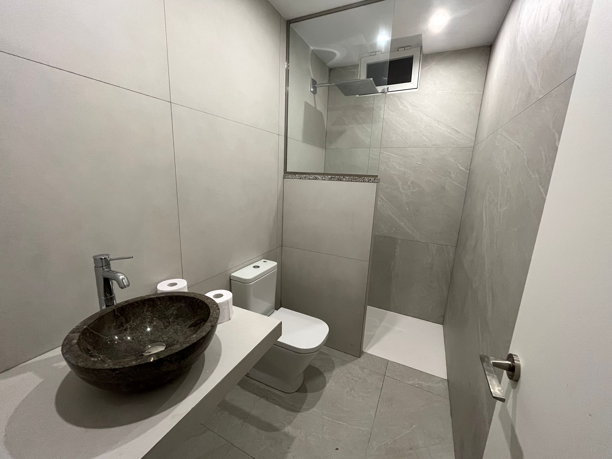 Douche, bidet, serviettes fournies, savon