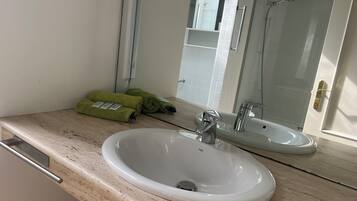 Een douche, een bidet, handdoeken, zeep