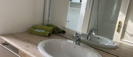 Dusj, bidé, håndklær og såpe