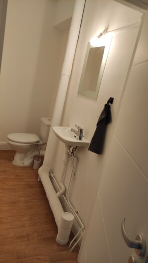 Douche, serviettes fournies, savon, papier toilette