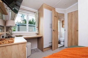 3 bedrooms, iron/ironing board, WiFi, bed sheets - 3 Bedroom Luxury Caravan (Edinburgh Area)