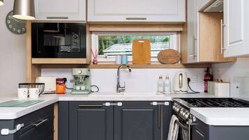 Køleskab, mikrobølgeovn, ovn, kogeplade