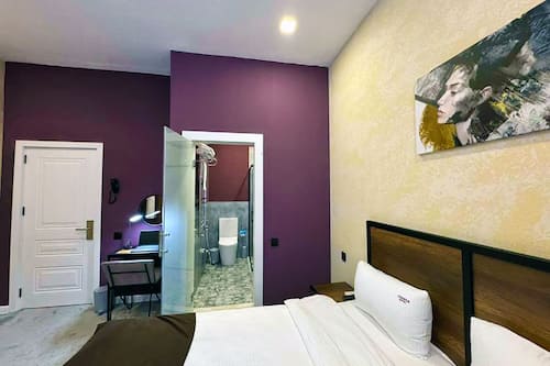 Camera Deluxe | Biancheria da letto ipoallergenica, minibar, una cassaforte in camera