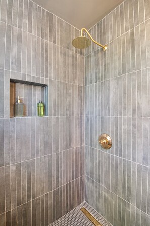 Douche, sĂšche-cheveux, serviettes fournies
