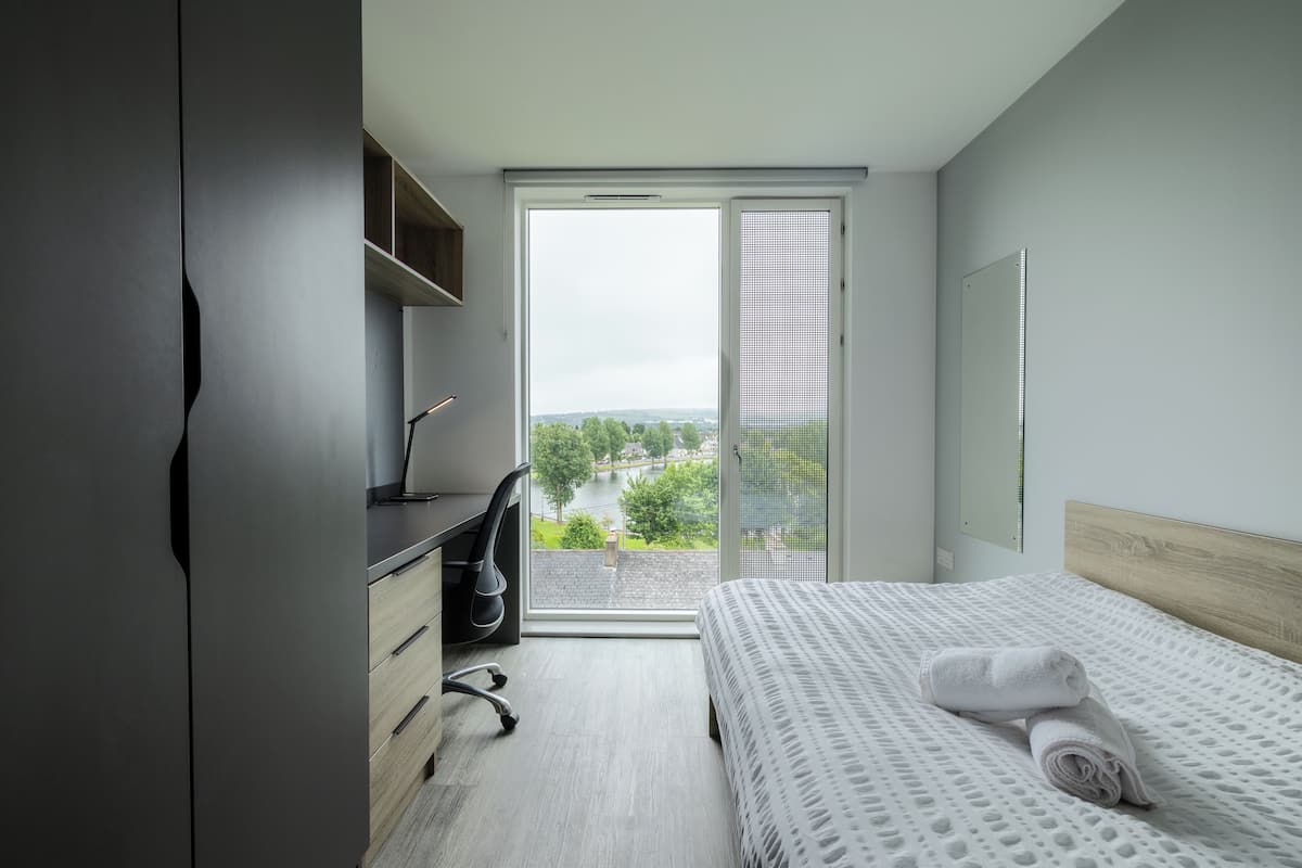 Habitación básica doble, para no fumadores, baño privado | Escritorio y espacio para trabajar con laptop