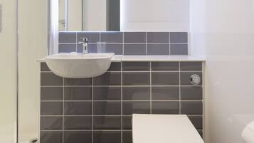 Basic-Doppelzimmer, Nichtraucher, eigenes Bad | Badezimmer | Haartrockner, Handtücher, Seife, Toilettenpapier