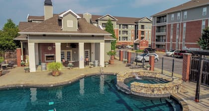 Welcome to Southern Comfort! Luxury condo 1 mile from Bryant-Denny Stadium!